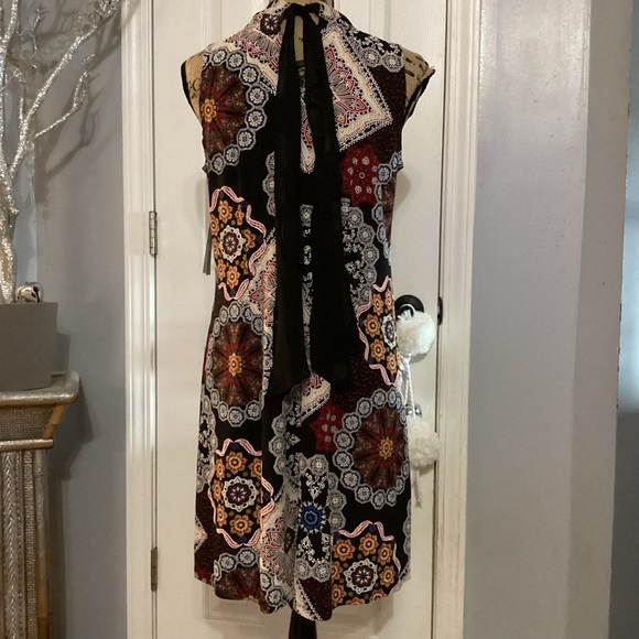 Robbie Bee Medallion Print Dress - Picture 5 of 8
